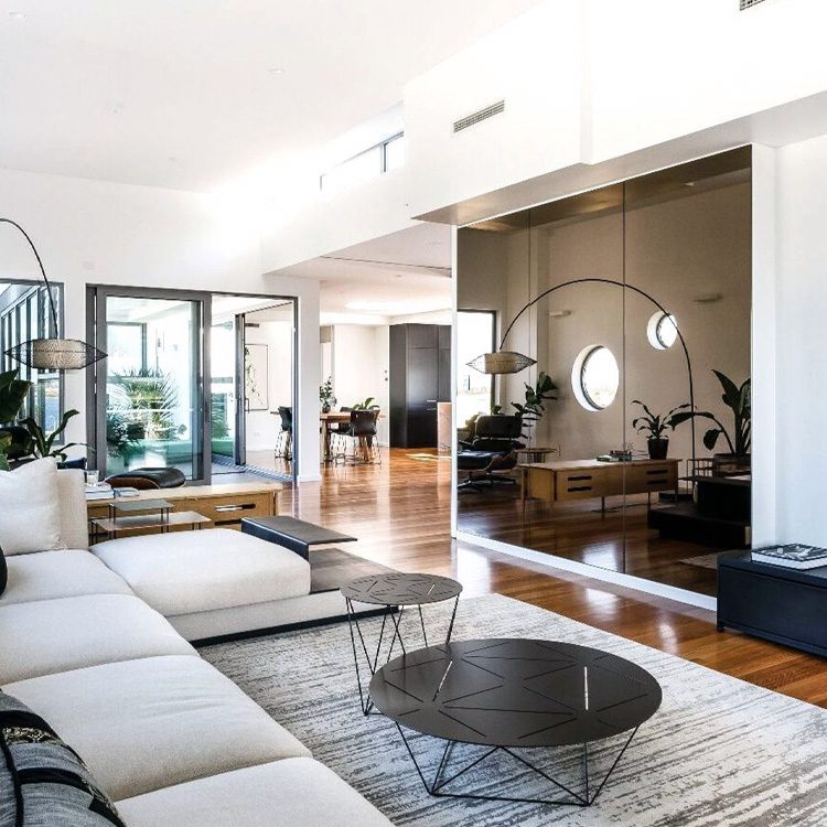 Sala contemporânea com mobiliário coordenado